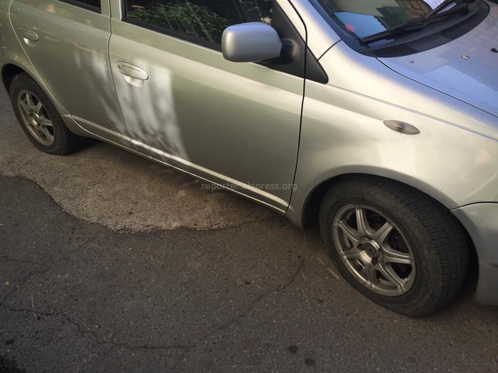 Женщина спустила воздух колес машины, припаркованной у ее ворот, - читатель (фото)