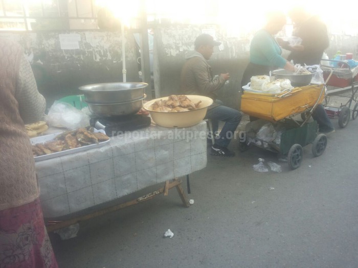 На Ошском базаре мясные блюда продают на тротуаре, - читатель (фото)