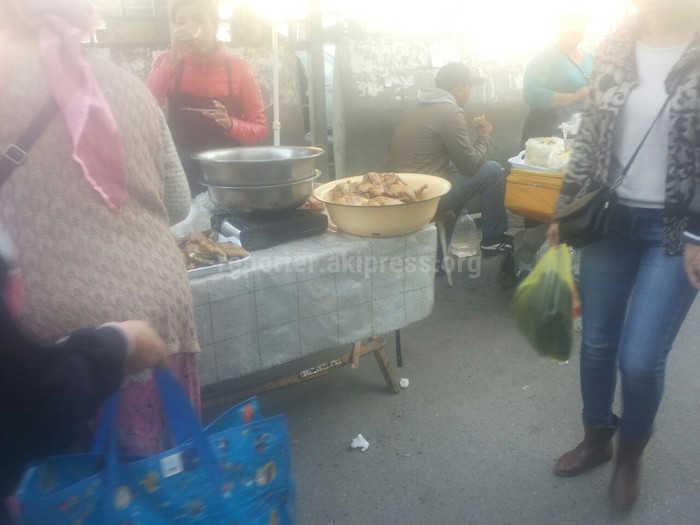 На Ошском базаре мясные блюда продают на тротуаре, - читатель (фото)