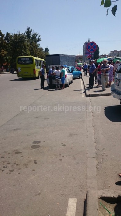 На выходных у Орто-Сайского рынка сотрудники УПМ снимали госномера авто (фото)