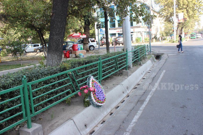 На месте ДТП на Токтогула-Манаса, повлекшего смерть 6-летнего ребенка, установлен венок (фото)