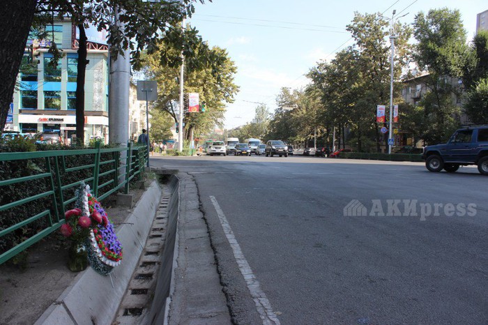На месте ДТП на Токтогула-Манаса, повлекшего смерть 6-летнего ребенка, установлен венок (фото)