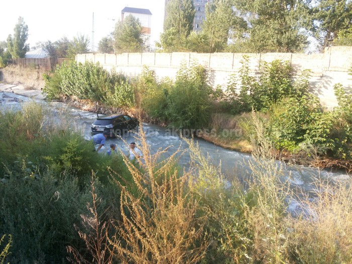 Lexus cлетел c дороги в реку Ала-Арча в Бишкеке (фото, видео)