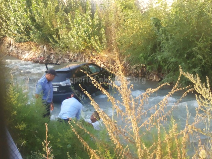 Lexus cлетел c дороги в реку Ала-Арча в Бишкеке (фото, видео)