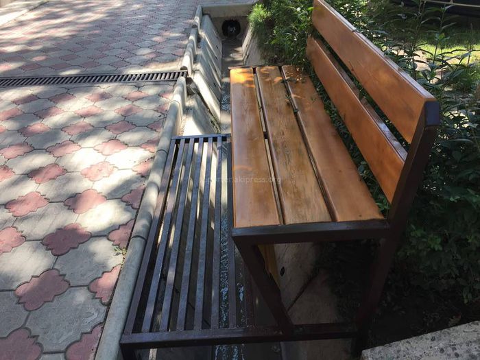 На ул.Тоголок Молдо установили «невесомые» скамейки (фото)