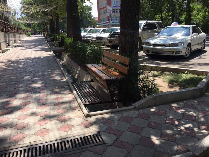 На ул.Тоголок Молдо установили «невесомые» скамейки (фото)