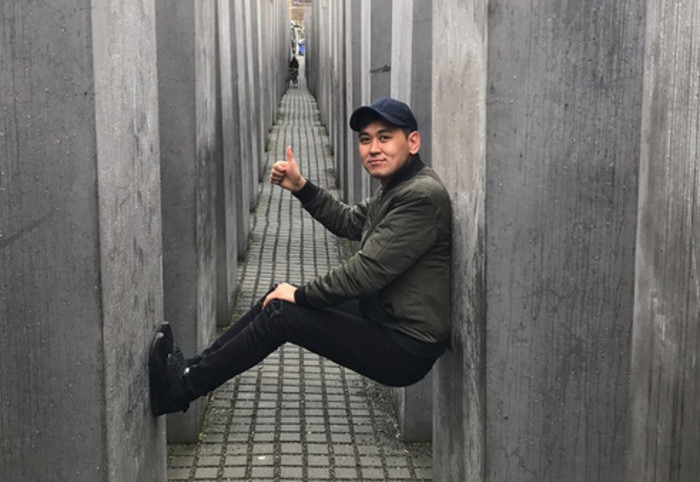 Певца Нурлана Насипа критикуют за неуместное фото на фоне мемориала жертвам Холокоста в Берлине
