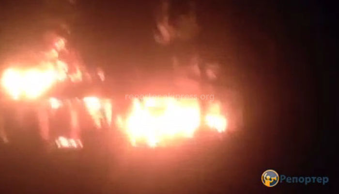 Видео — Пожар в кафе в парке Панфилова после взрыва газовых баллонов
