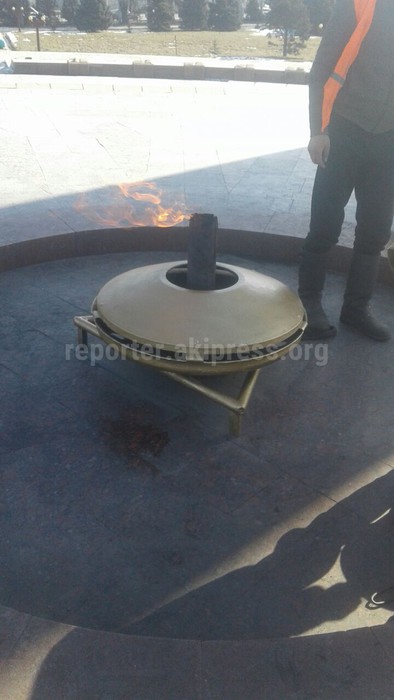 Произведена очистка вокруг монумента Вечного огня на площади Победы, - «Тазалык» (фото)