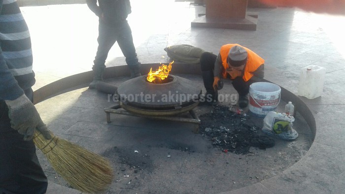 Произведена очистка вокруг монумента Вечного огня на площади Победы, - «Тазалык» (фото)
