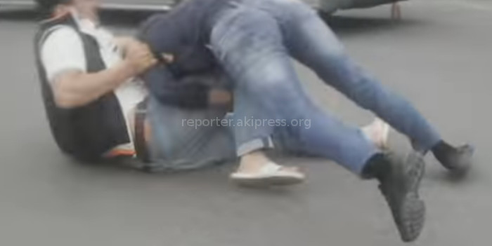 В Бишкеке водители подрались из-за выезда «Лексуса» на встречку (видео)
