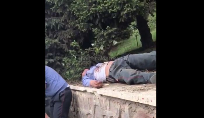 В Чолпон-Ате автомашина сбила стоявших на посту инспекторов патрульной милиции (видео)