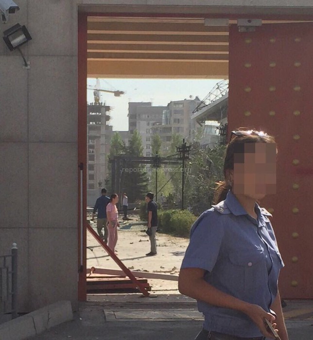 Фото ворот посольства Китая после взрыва