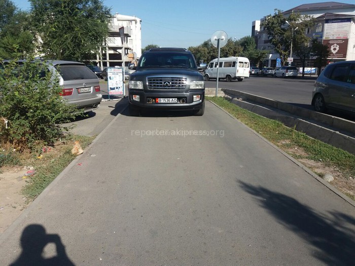 УПМ ГУВД Бишкека на 1 тыс. сомов оштрафовало водителя Infiniti, припарковавшегося на тротуаре возле Орто-Сайского рынка