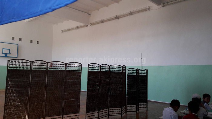 В одной из школ в селе Пригородное из-за нехватки кабинетов дети учатся в спортзале (фото, видео)