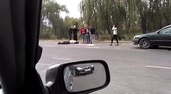 На дороге, ведущей в аэропорт «Манас», произошло ДТП, сбит пешеход (видео)