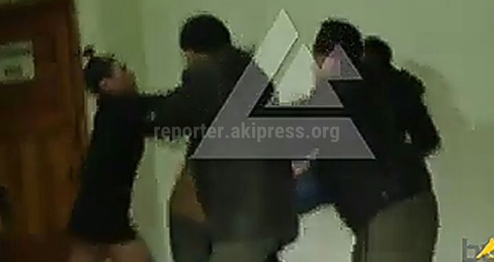 На тележурналиста А.Жекшеева совершено нападение в кафе, разбита видеокамера (видео)