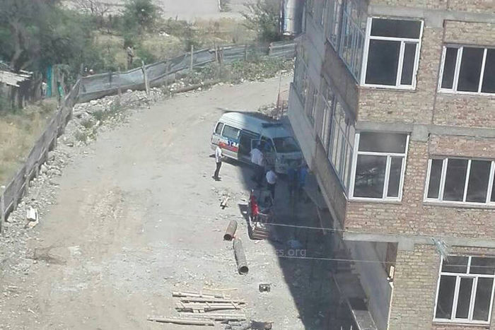В Бишкеке 2 строителя упали с высоты, один из них разбился насмерть (фото, видео)
