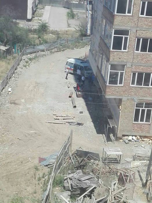 В Бишкеке 2 строителя упали с высоты, один из них разбился насмерть (фото, видео)