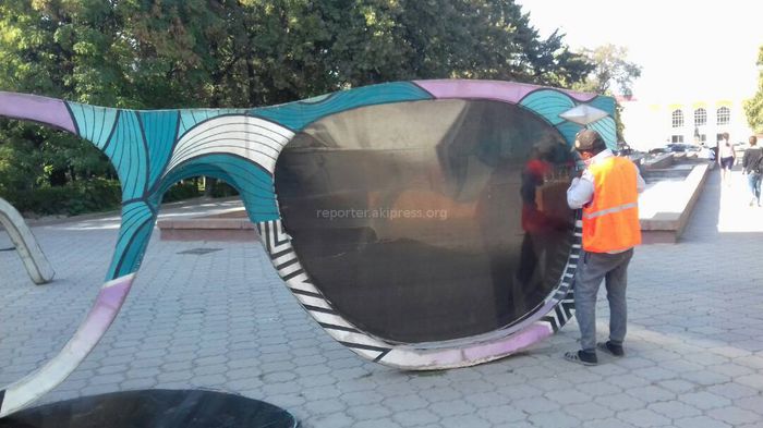 Сотрудники «Тазалыка» починили арт-инсталляцию «Очки. Точка зрения», - мэрия