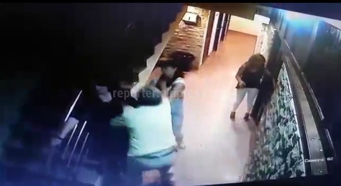 Видео — Мужчина избивает девушек в кафе