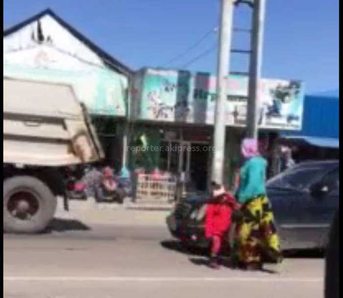 Читатель жалуется, что попрошайки на дорогах Бишкека создают пробки и опасную ситуацию