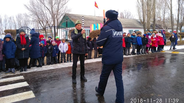 Нарындын Дөбөлү айылында окуучуларга жол эрежелерин айтып беришти (сүрөт)