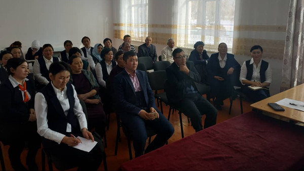 Нарындагы Р.Усубалиев мектеби «Келгиле окуйбуз» долбоору боюнча иш жүргүзүп келет (сүрөт)