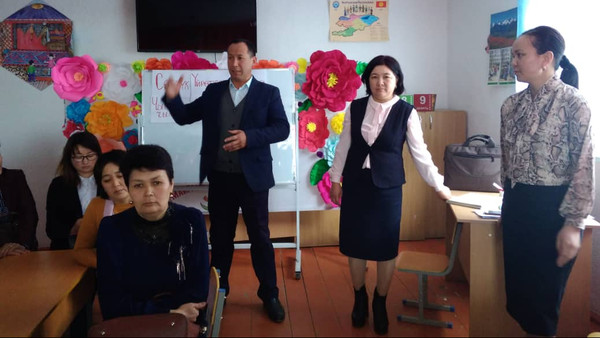 Таласта башталгыч класстын мугалимдерине жат жазуунун түрлөрүн айтып беришти