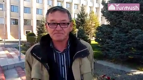 Видео — Сабактан качып, компьютердик клубдан кармалган балдардын биринин ата-энеси окуучуларды милицияга алып келип, сыналгыдан көрсөткөнүнө нааразы болууда
