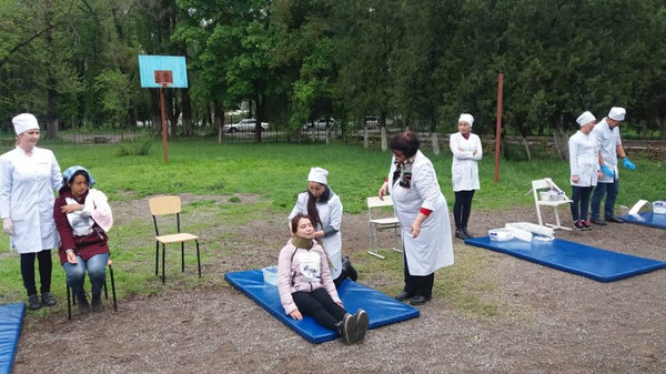 Токмоктогу медициналык лицейде өрт кырсыгынан кантип сактануу керектигин үйрөнүштү (сүрөт)