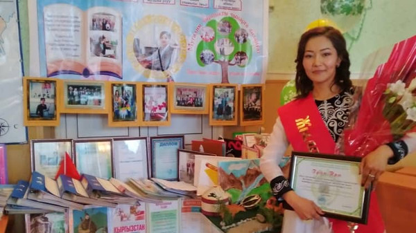 31 жаштагы Элиза Каратаева Сокулук районундагы мыкты мугалим деп табылды (сүрөт)