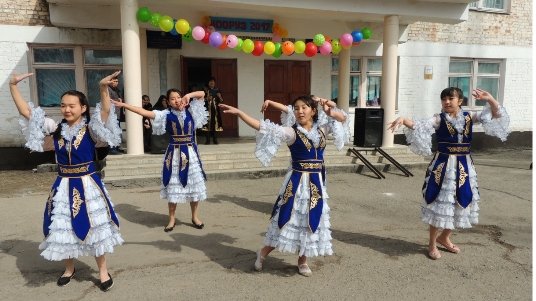 В средней школе имени Б.Бейшеналиевой отметили Нооруз (фото)