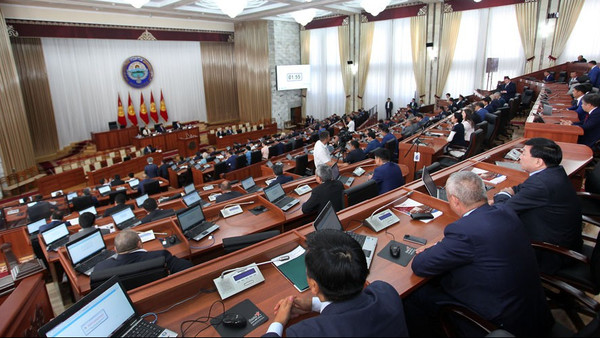 Назначение ректора вуза должен подписывать министр образования, а не премьер, считает депутат