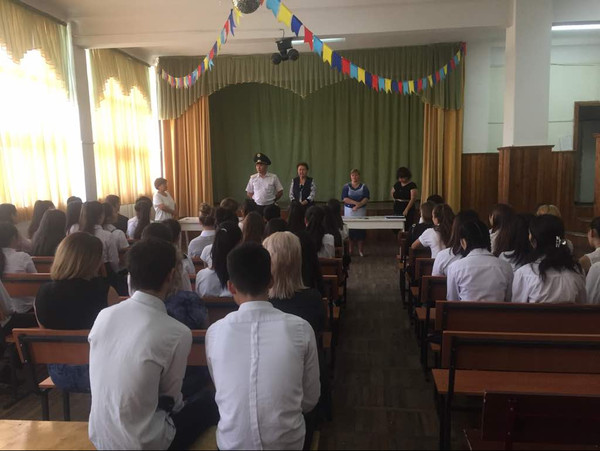 Сотрудники УОБДД ведут профилактические беседы с выпускниками школ