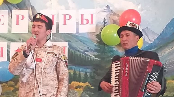 Чоң-Алайдагы мектеп окуучулары арасында «Жоокер ыры» сынагы өттү (сүрөт)