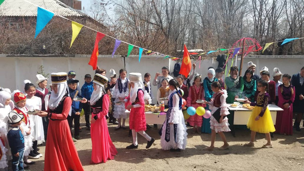 Аламүдүндөгү Ш.Эркинбаев мектебинде «Жаз жаңырыгы — Нооруз» кечеси өттү (сүрөт)