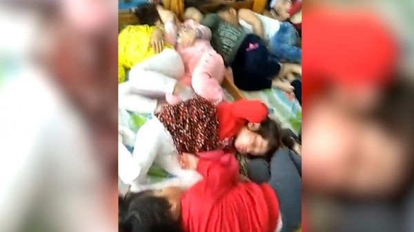 Бала бакчада 1 керебетке 3-4 баланы эмне үчүн жаткырышкан? Башкармалыктын жообу