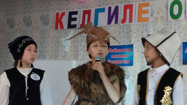 Лейлектеги башталгыч класстардын окуучулары ата-энелери менен бирге китеп окушту (фото)