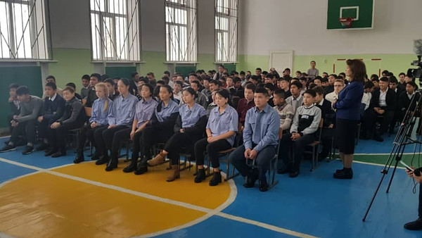 Аламүдүндө окуучулар РИИБ жана прокуратура кызматкерлери менен баарлашты
