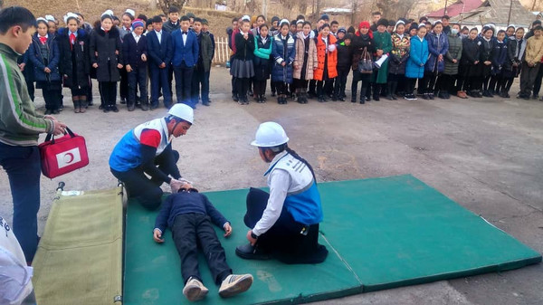 Алайда өрт өчүрүүчүлөр окуучуларга алгачкы жардам көрсөтүү жолдорун үйрөтүштү (сүрөт)
