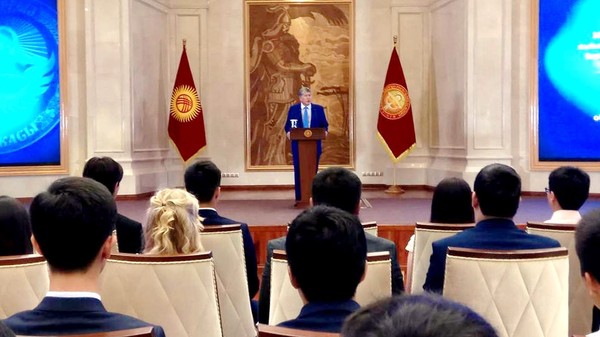 Выпускники, набравшие высокие баллы на ОРТ-2017, получили от президента планшеты, похвальные грамоты и по 10 тыс. сомов