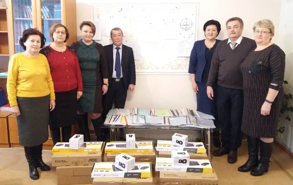 В Бишкеке 4 школы получили по одному компьютеру