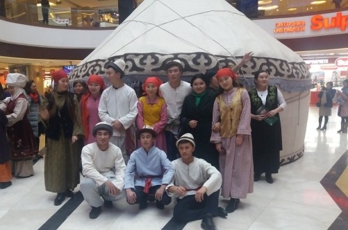 Улуттук университеттин студенттери «Kyrgyz-2017» флешмобуна катышып келишти