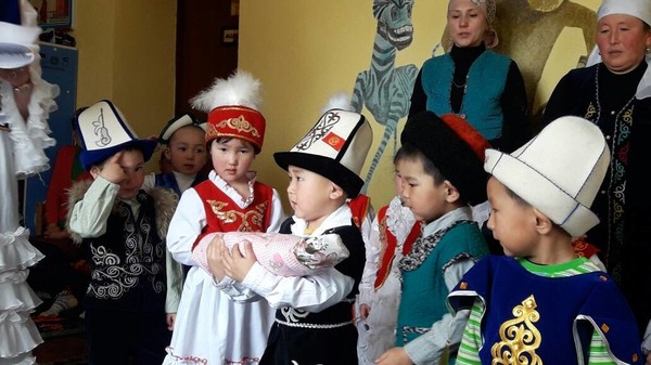 Жаңы-Талап айылынын бөбөктөрү балага ат коюу жана бешикке салуу жөрөлгөлөрүн көрсөтүп беришти (фото)