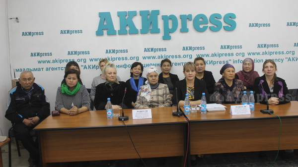 Чоң лицейдеги чыр: Ата-энелердин жарымы мектеп жетекчилигин колдосо, жарымы каршы