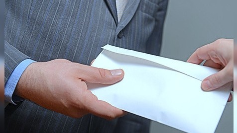 Кочкор-Атадагы кесиптик лицейдин директору пара алып жаткан жеринен кармалды