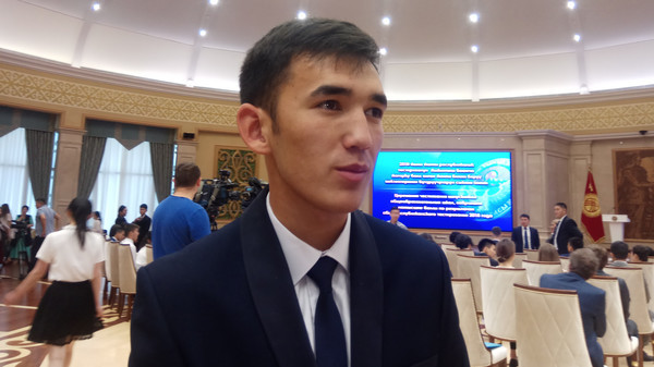 Алтынбек Асилбеков — Жалал-Абад облусу боюнча «алтын» сертификат алган жалгыз бүтүрүүчү