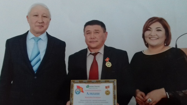 Кочкордун Ак-Жар орто мектебинин директору Жумгалбек Көчөкбаев төш белги менен сыйланды