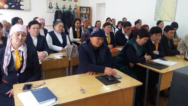 Ак-Талаадагы мектептерде кеңешмелер өтүп, катуу талаптар коюлууда (сүрөт)